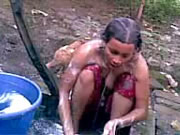 Bangla aldeia sem vergonha primo tomar banho ao ar livre