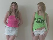 Duas garotas bonitas de jeans