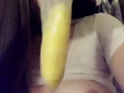 Menina jogar banana