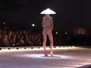 Apenas um modelo nu no desfile de moda