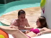 Pequena adolescente tcheca fodida na piscina até que ela goza duro